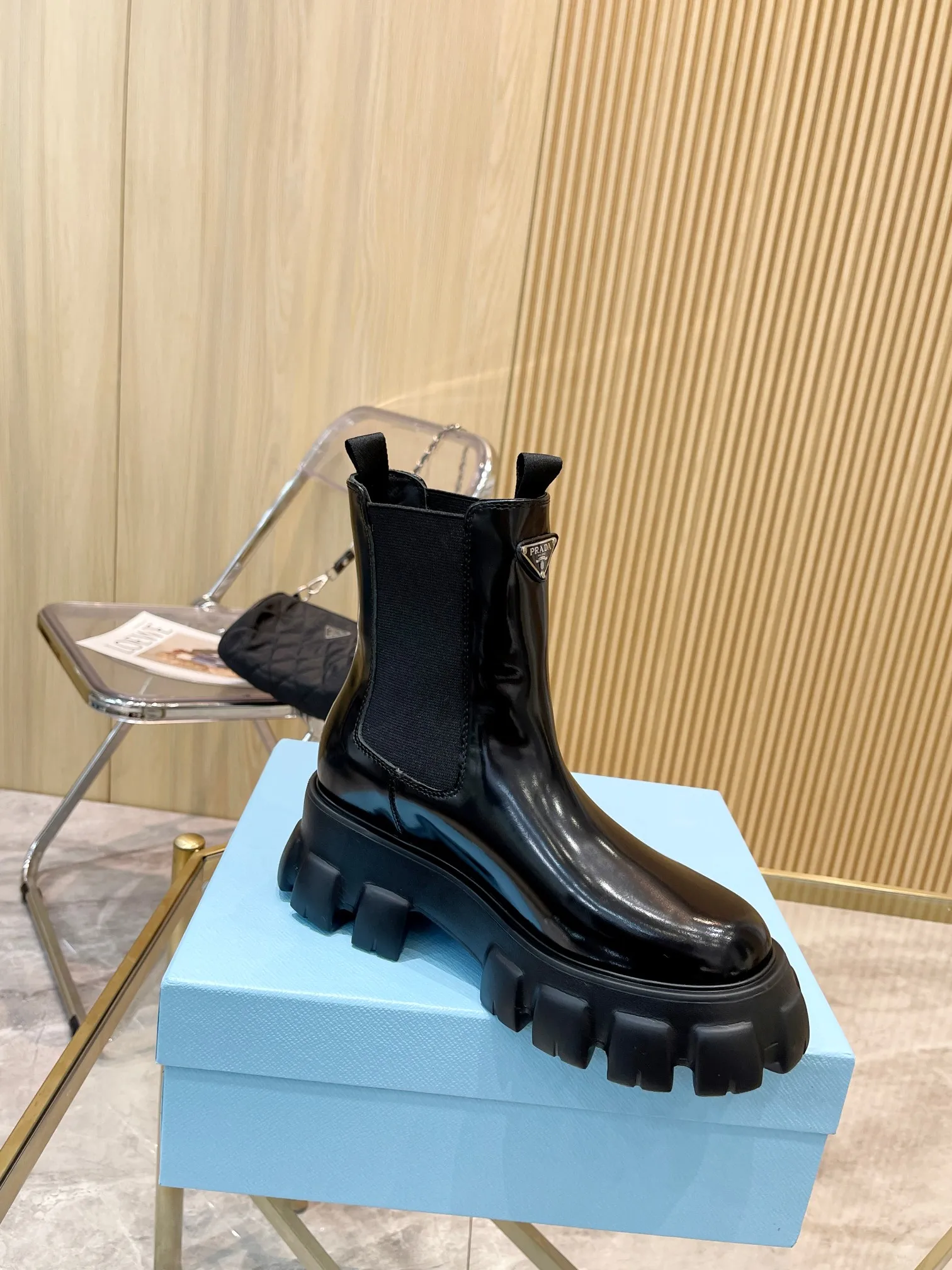 👟👟Ex-factory price 560👟👟 👟👟 2023 SSS launches the Prada short boots series. PRADA's early autumn and winter T-stage catwalk show is the same style as "Dreams never sleep". Prada can be used on important occasions. It has a fresh style with a little nobility and is perfect on the feet. 💃💃 Wear these shoes with them. They are elegant and crystal clear. The materials of various accessories are exclusively customized one to one, so that there is no distance from the original. The entire series is a combination of exciting and unexpected elements, allowing you to have a taste of the ever-changing style of the Prada girl. 🎀Upper: imported cowhide, patent leather, open-edge beaded cowhide 🎀Inner lining: cowhide lining🎀Outsole: original Italian outsole Color supply, code number 35-41 (40.41 customization is not returnable)